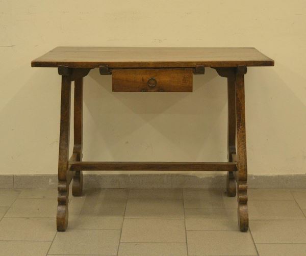   Tavolo, in stile '700,  in noce e pioppo,