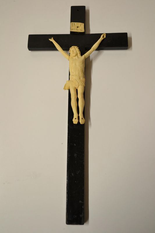 Crocefisso in avorio  su croce legno