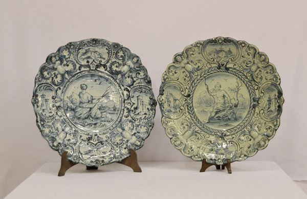  Coppia di piatti, in stile 700,  in maiolica