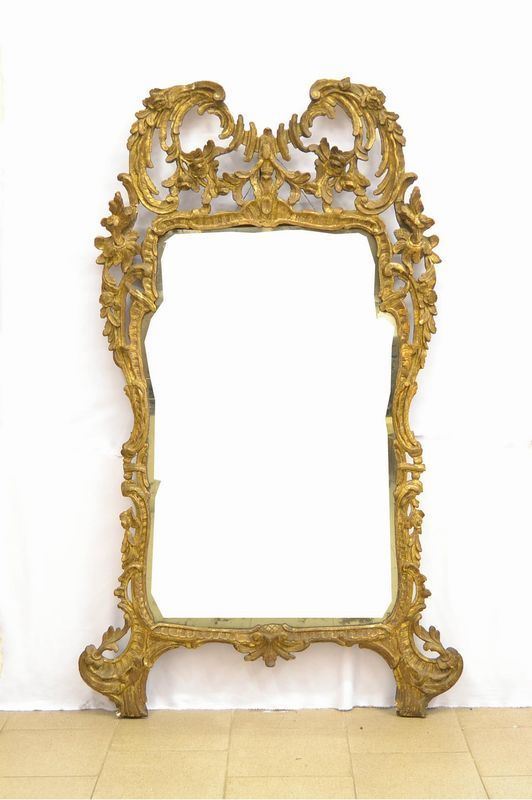  Specchiera, sec. XVIII,  in legno intagliato e dorato a mecca,