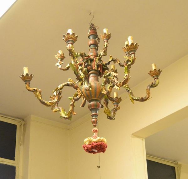  Lampadario, sec. XIX,  in legno laccato,