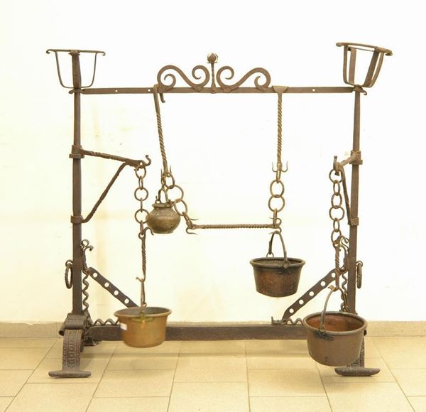  Grande alare, sec. XVIII,  in ferro battuto lavorato,  - Asta Decorazione di interni - Poggio Bracciolini Casa d'Aste