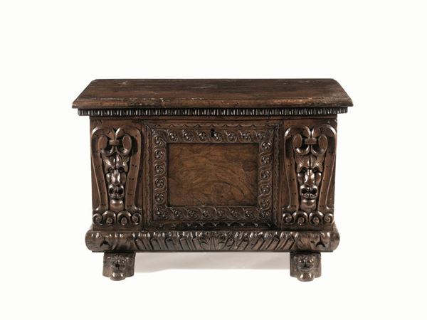  Piccola cassapanca, in noce patina scura,  piano rettangolare con becco