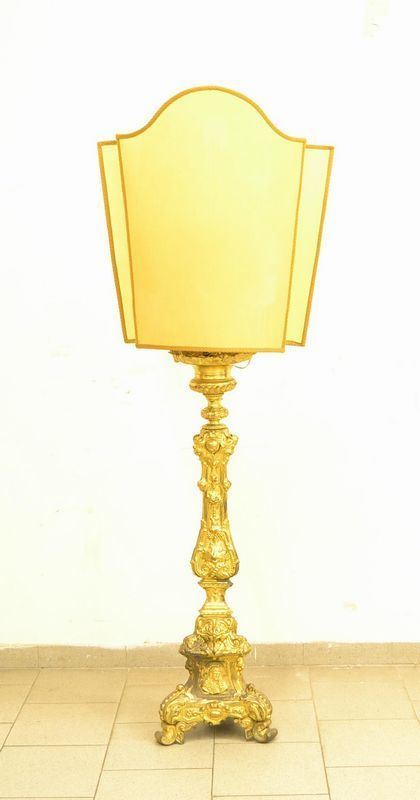  Candelabro, in stile '700,  in metallo dorato e lavorato con testine di putti, 
