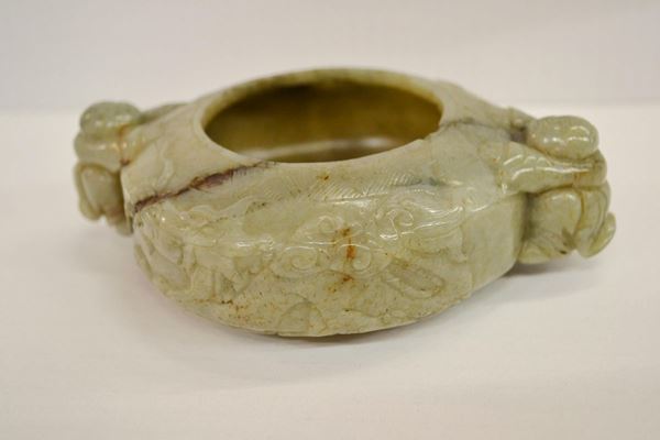  Piccolo contenitore Cina sec. XX ,  in giadeite con prese a forma di bimbi
