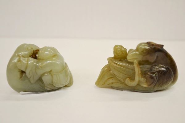  Due intagli Cina sec. XX,  in giada   raffiguranti una gru con bambino, lung. cm 6 ca