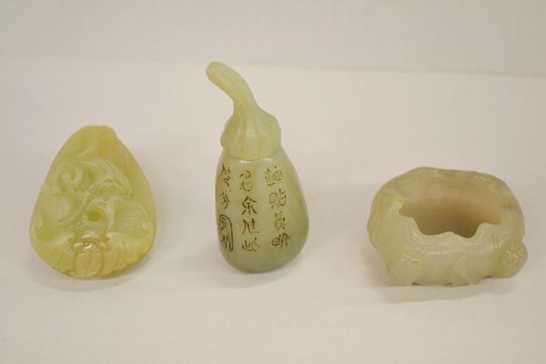  Un piccolo sciacqua-penneli, una piccola snuff e un intaglio &nbsp;Cina sec. XX ,