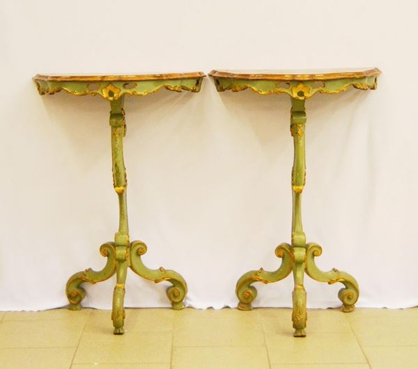  Coppia di gheridon, in stile 700,  in legno laccato 