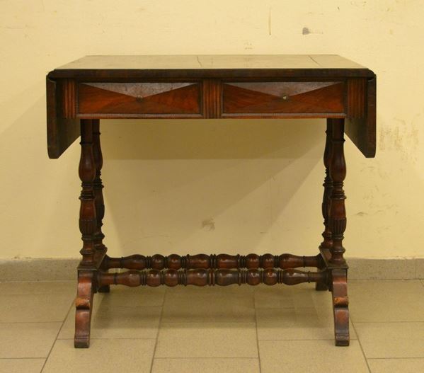  Scrittoio, Inghilterra, sec. XVIII,  in noce, piano con alette laterali,