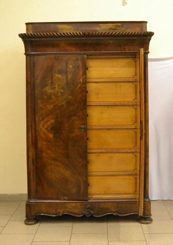  Piccolo armadio, Toscana, sec. XIX,  in radica di noce, 