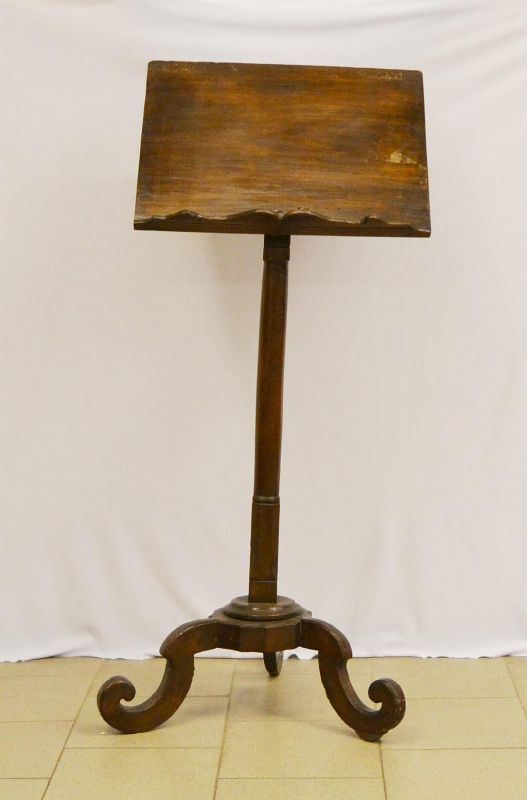  Leggio da terra, Toscana, sec. XIX,  in noce,  - Asta Decorazione di interni - Poggio Bracciolini Casa d'Aste