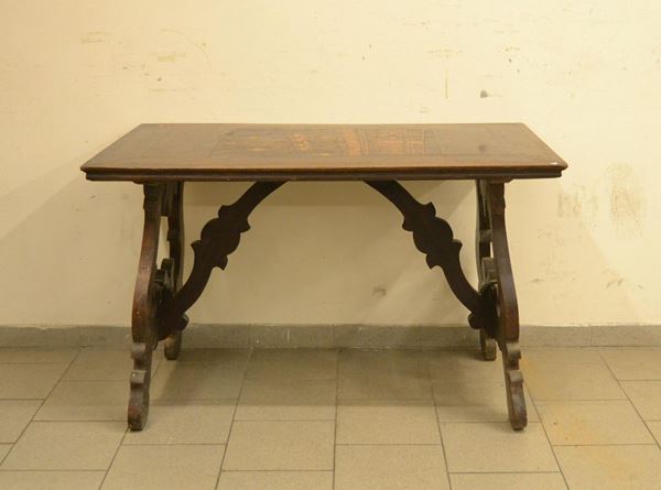  Tavolo fratina, Italia centrale, sec. XVIII,  in noce, piano intarsiato,