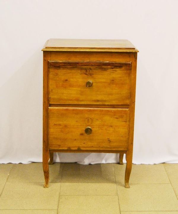  Comodino, Toscana, sec. XIX,  in noce,  - Asta Decorazione di interni - Poggio Bracciolini Casa d'Aste