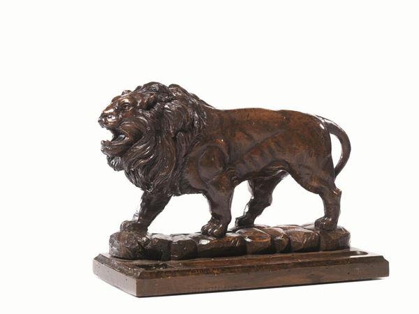  Calamaio, sec. XIX,  in legno intagliato raffigurante un leone su base