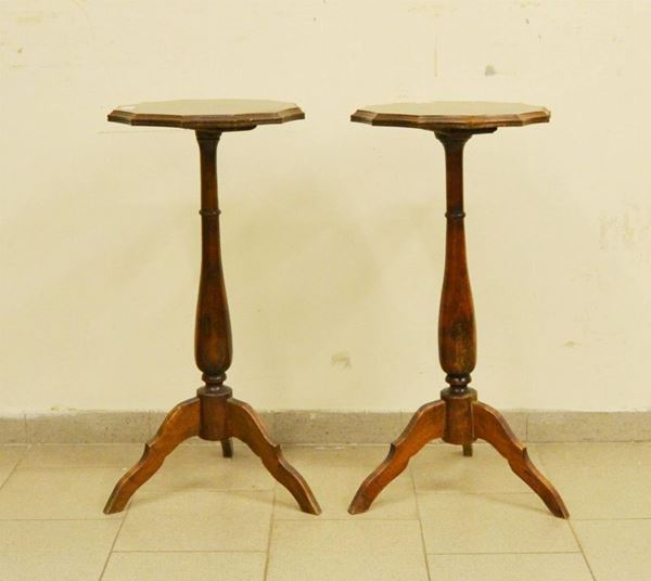  Due tavolini, inizi sec. XX,  in noce e castagno, piano sagomato,