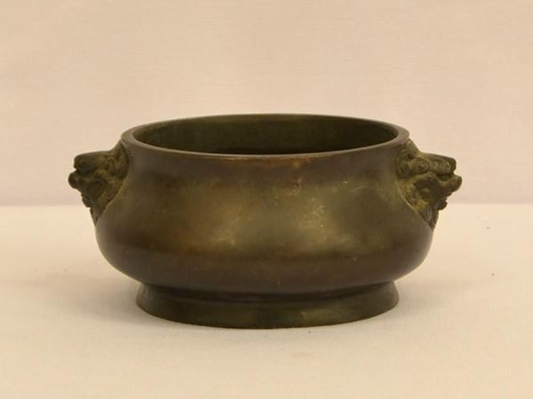  Tazza, Cina, sec. XIX,  in bronzo, con due teste di animali a rilievo,