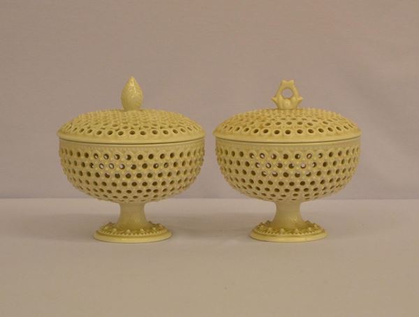 Coppia di alzate, sec. XIX,  in maiolica traforata,