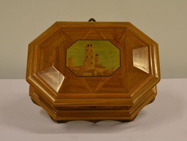  Scatola portagioie, sec. XX,  in pero e noce, di forma ottagonale,   - Asta Decorazione di interni - Poggio Bracciolini Casa d'Aste