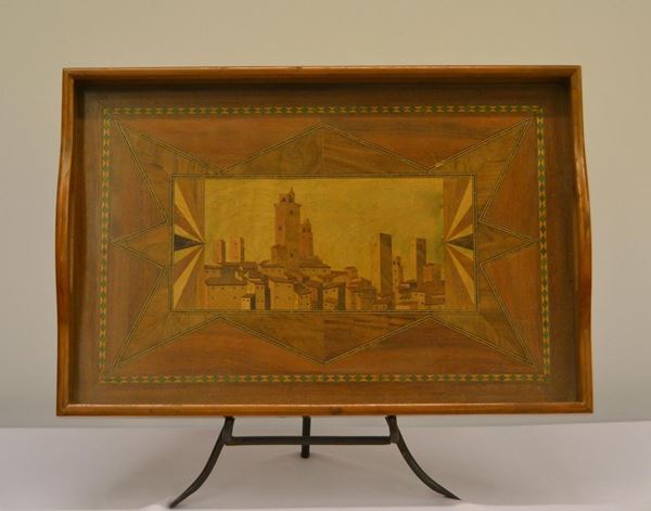  Vassoio, sec. XX,  in noce intarsiato, con al centro decoro   - Asta Decorazione di interni - Poggio Bracciolini Casa d'Aste
