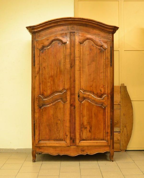  Armadio, Provenza, sec. XVIII,  in noce, due sportelli sformellati,  - Asta Decorazione di interni - Poggio Bracciolini Casa d'Aste