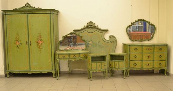  Camera, in stile veneto del 700,  in legno laccato, composta da: armadio a due   - Asta Decorazione di interni - Poggio Bracciolini Casa d'Aste