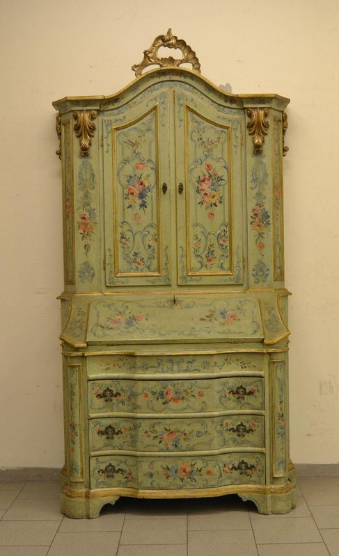  Tromeau, in stile 700,  in legno laccato, fronte sagomato,  - Asta Decorazione di interni - Poggio Bracciolini Casa d'Aste