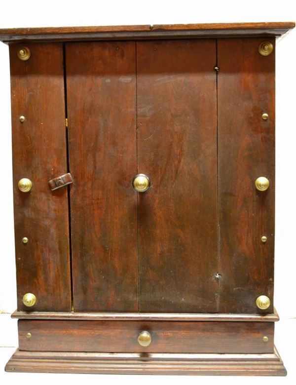   Saliera pensile, Emilia, sec. XVII , in legno dolce patinato a noce e         - Asta Decorazione di interni - Poggio Bracciolini Casa d'Aste