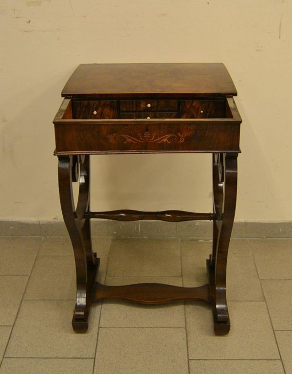  Tavolino da lavoro, Livorno, sec. XIX,  in noce e mogano filettato,  - Asta Decorazione di interni - Poggio Bracciolini Casa d'Aste