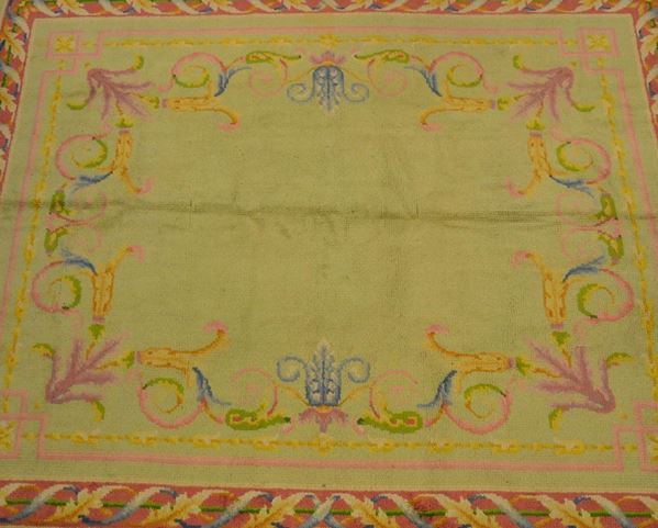  Tappeto Savonerie, Austria, sec. XX,  fondo verde   - Asta Decorazione di interni - Poggio Bracciolini Casa d'Aste