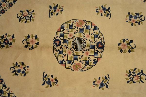  Tappeto cinese Pekino,  fondo color crema rosata, decorato a fiori,  - Asta Decorazione di interni - Poggio Bracciolini Casa d'Aste