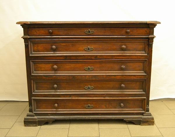  Cassettone, Toscana, inizi sec. XVIII,  in noce,  - Asta Decorazione di interni - Poggio Bracciolini Casa d'Aste