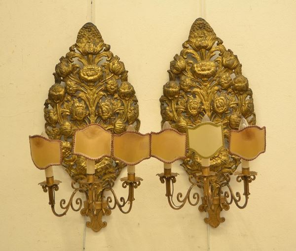  Coppia di palmette, sec. XIX,  in ottone sbalzato a fiori,   - Asta Decorazione di interni - Poggio Bracciolini Casa d'Aste