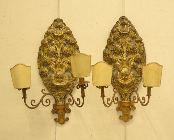  Coppia di palmette, sec. XIX,  in ottone sbalzato a fiori,  - Asta Decorazione di interni - Poggio Bracciolini Casa d'Aste