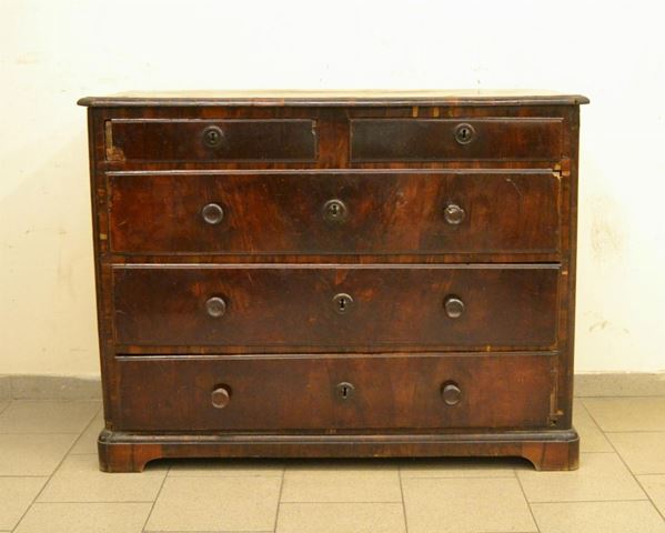  Cassettone, Toscana, sec. XVIII,  in noce, piano sagomato,