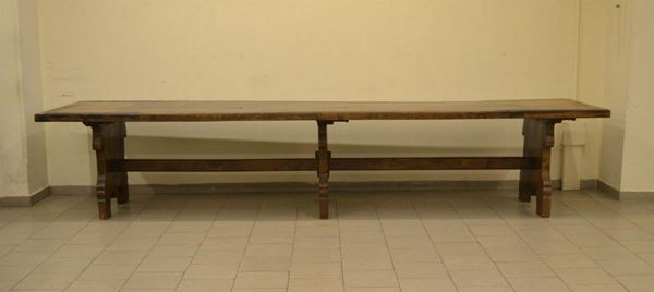  Grande tavolo in stile 600,  in noce a patina scura, 