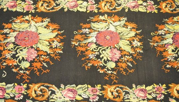  Tappeto Karabak del 1915,  fondo nero decorato con fiori nei toni del verde, 