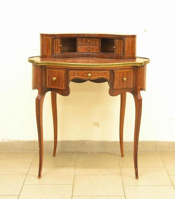  Toilette, Francia, sec. XIX,  in noce intarsiato,