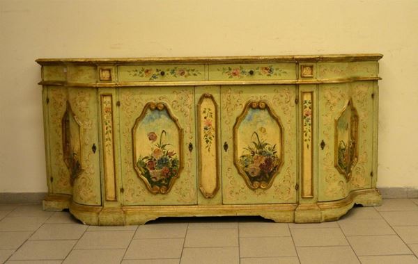  Credenza, in stile veneto del 700,  in legno laccato e sagomato,
