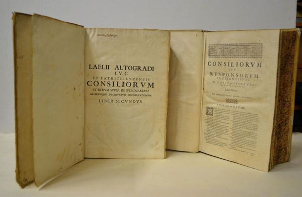   (Diritto)   ALTOGRADI, Lelio (? Â 1640). [Â  Lucensis. Consiliorum sive Responsorum, et rerum super iis iudicatarum. Liber primus [-secundus]. Nunc primÃ¹m in lucem editus. In quo plures arduÃ¦Â iuris quÃ¦stiones tam circa iudicia, quÃ  m contractus, & vltimas voluntates. [ Additionibus, argumentis, & copioso verborum, & sententiarum indice exornatum.  LucÃ¦, ex typographia Balthassaris de Iudicibus [poi] typis Bernardini Pierij, & Hiacynthi Pacij, 1643-1654.   2 volumi in folio (336 x 220 mm e 338 x 216 mm). [xvi] 752 [64] pp. [12] 671 [1] [60] pp. Frontespizi stampati in rosso e nero e con ampia marca tipografica in rame. Testo su due colonne. Iniziali e fregi xilografici. Piena pergamena rigida, dorso a quattro (e tre) nervi, titolo manoscritto al secondo scomparto. Antiche note di possesso ai frontespizi, dorso del secondo volume danneggiato dai tarli, occasionali bruniture dovute alla qualitÃ  della carta, tracce del tempo. 
