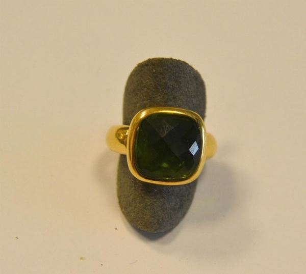  Anello in oro giallo e pietre verde 