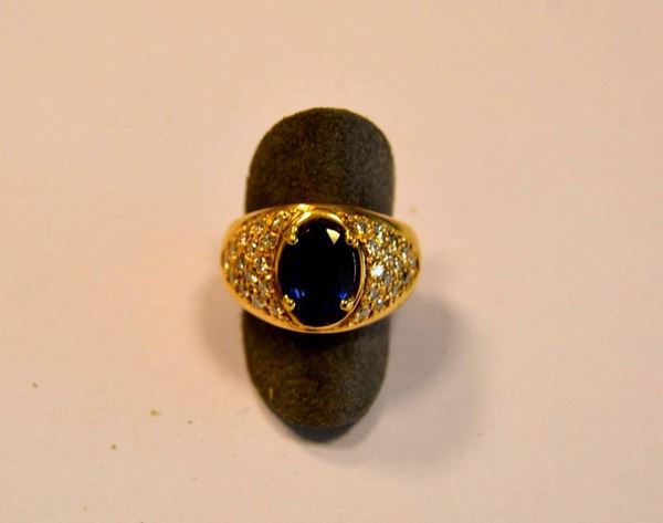  Anello in oro giallo, zaffiro e diamanti  