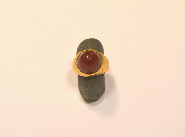  Anello in oro giallo e pietra 