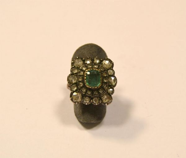  Anello inizi sec. XX, in oro,argento,smeraldo e diamanti 