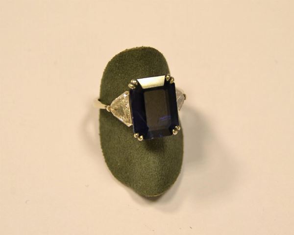  Anello in oro bianco, zaffiro e diamanti 