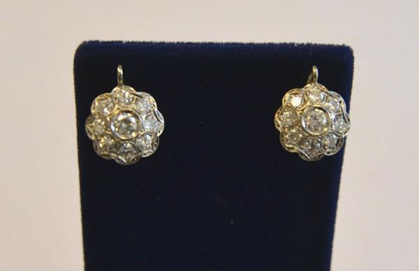 Paio di orecchini  a monachella in oro bianco e diamanti   - Asta Gioielli, Argenti, Arredi, Dipinti e Oggetti d'arte - Poggio Bracciolini Casa d'Aste