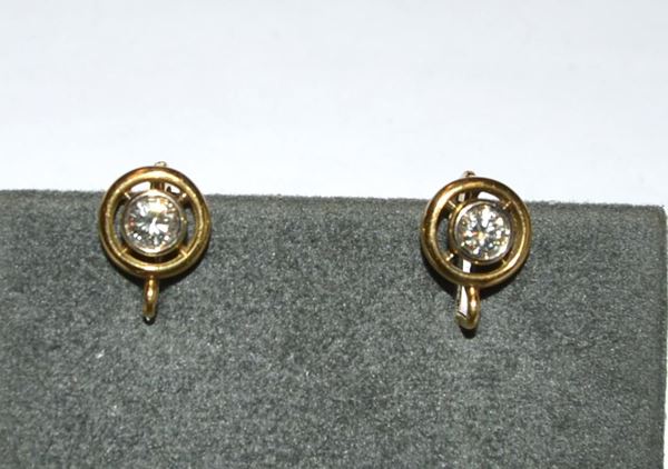  Paio di orecchini in oro giallo e diamanti   - Asta Gioielli, Argenti, Arredi, Dipinti e Oggetti d'arte - Poggio Bracciolini Casa d'Aste