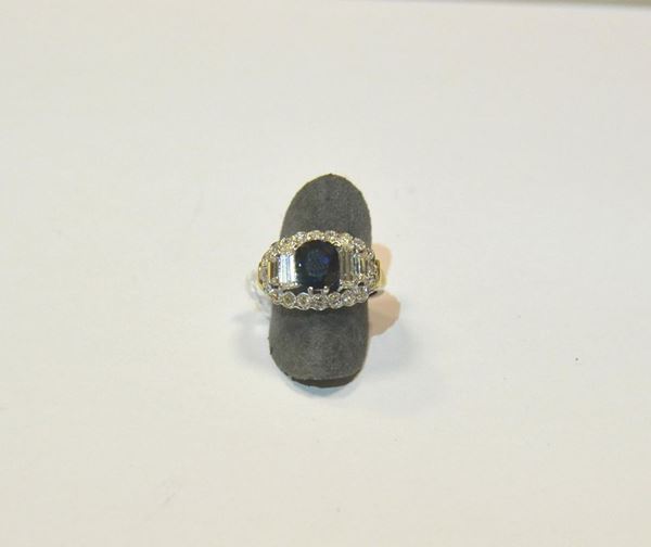  Anello in oro bianco, zaffiro e diamanti  
