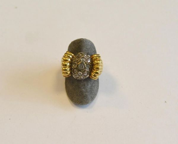  Anello a fascia bombata in argento, oro giallo e diamanti                   