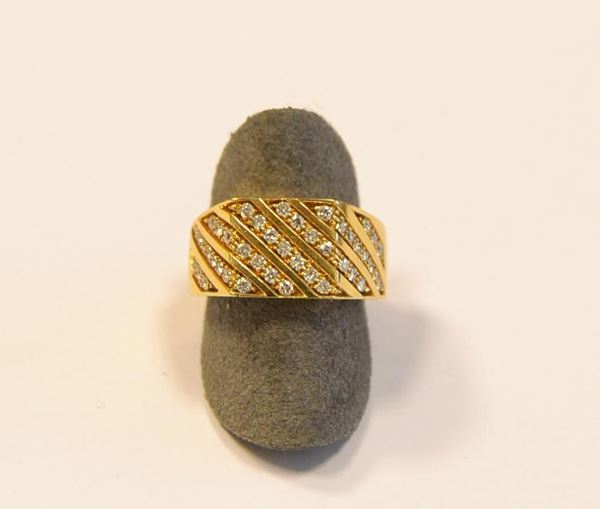  Anello in oro giallo e diamanti 