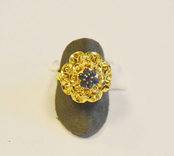  Anello in oro giallo e zaffiri , 